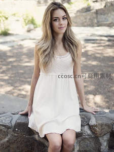 白衣女子石墙静坐写真