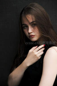 黑衣女子深色背景特写