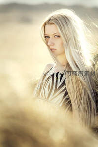 金发女子田野逆光人像