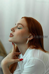 红发女子闭眼享受宁静时刻妆容独特