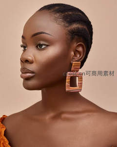 非洲风情木纹耳环侧颜特写