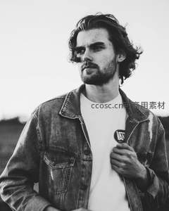 黑白光影下的牛仔青年