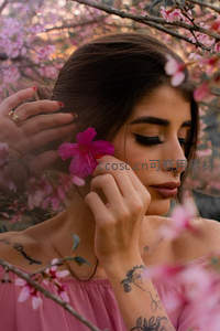 樱花树下女子轻抚花瓣