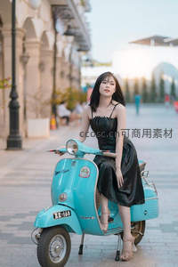 复古蓝踏板车上黑裙美人