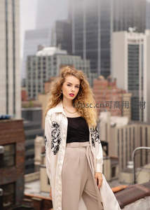 高楼天台时尚女郎卷发飘逸气场全开