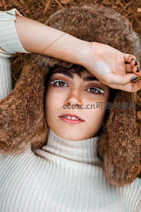 冬日毛帽少女，眼神清澈如秋水