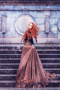 红发女郎雪中阶梯回眸