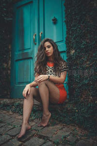 蓝门藤墙少女坐，渔网袜配豹纹衫