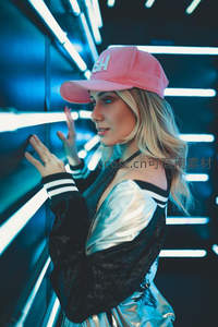 霓虹灯下粉帽女，未来感街头时尚秀