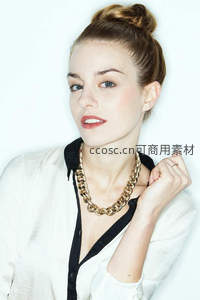 优雅白衬衫与金色项链