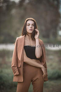 棕色调西装套装时尚女郎