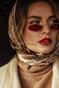 红唇墨镜复古风美人特写