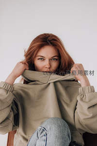 红发女孩休闲卫衣穿搭