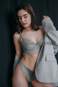 灰色蕾丝内衣搭配西装外套