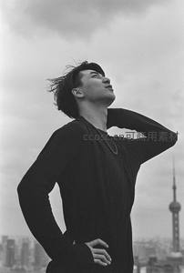 仰望天空的都市青年