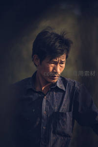 沧桑面容的沉思者