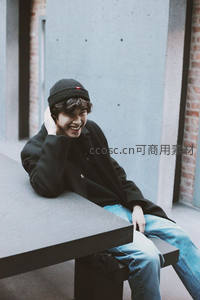 街头长椅上的欢笑少年
