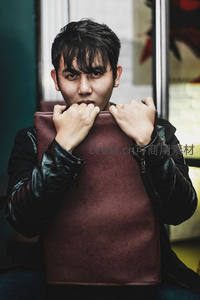 地铁车厢里的紧张瞬间