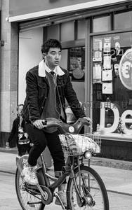 街头骑行青年黑白影像，都市生活动感瞬间