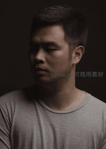 暗调背景下凝视远方的成熟男性