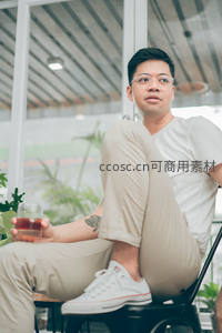 男子咖啡馆悠闲品饮午后时光