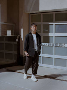 都市男青年持笔记本站立