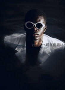 水中戴墨镜的时尚男子