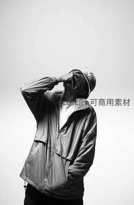 黑白光影下的沉思姿态