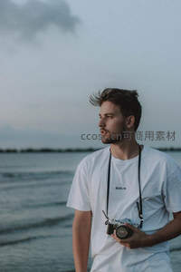海边持相机的文艺青年
