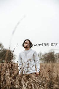 旷野中的沉思者，自然与内心的对话