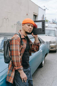 街头潮人手持复古设备，时尚与科技交融