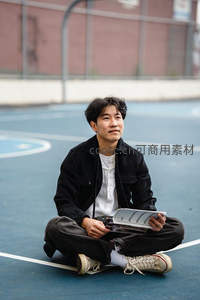 篮球场上的阅读时光，青春与知识相伴