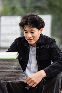 胶片摄影师专注整理底片，怀旧与创作的瞬间