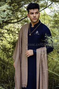 林间优雅男子身披长巾展示民族风格服装