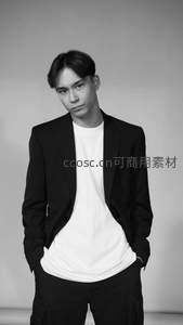 黑白简约风青年，西装内搭T恤显酷感