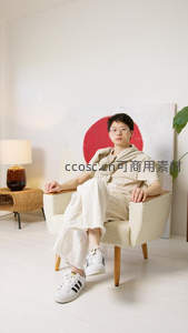 白衣青年慵懒坐沙发，日式风格家居温馨