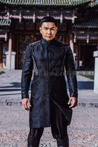 古风男子身着华服立于宫廷庭院