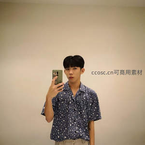 少年镜前自拍穿花衬衫显清新