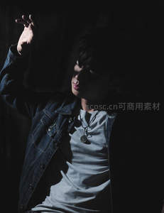 逆光中青年抬手凝视镜头瞬间