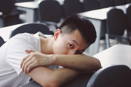 教室里学生伏案休息神情疲惫