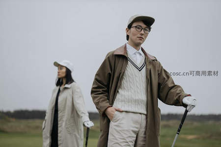 情侣高尔夫球场优雅挥杆