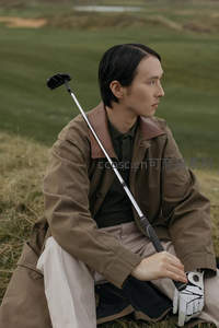 高尔夫球手草地静思瞬间