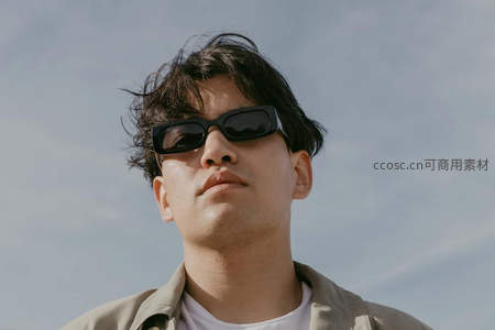 戴墨镜的青年仰望天空