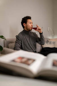 沙发上的悠闲品酒时刻