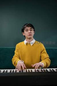黄衣青年弹奏电子琴