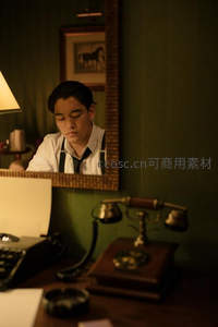 复古书房中的沉思作家