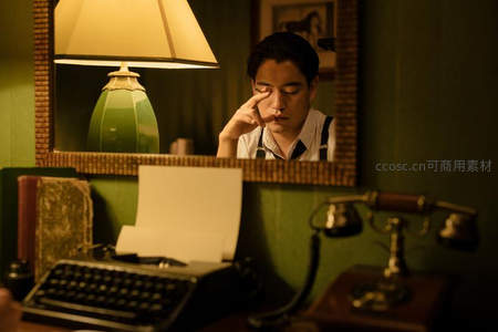 疲惫作家揉眼续写