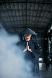 古风侠客烟雾中合掌