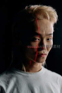 红光扫描下的冷峻侧颜