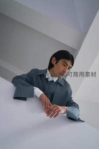 极简空间中的沉思男子